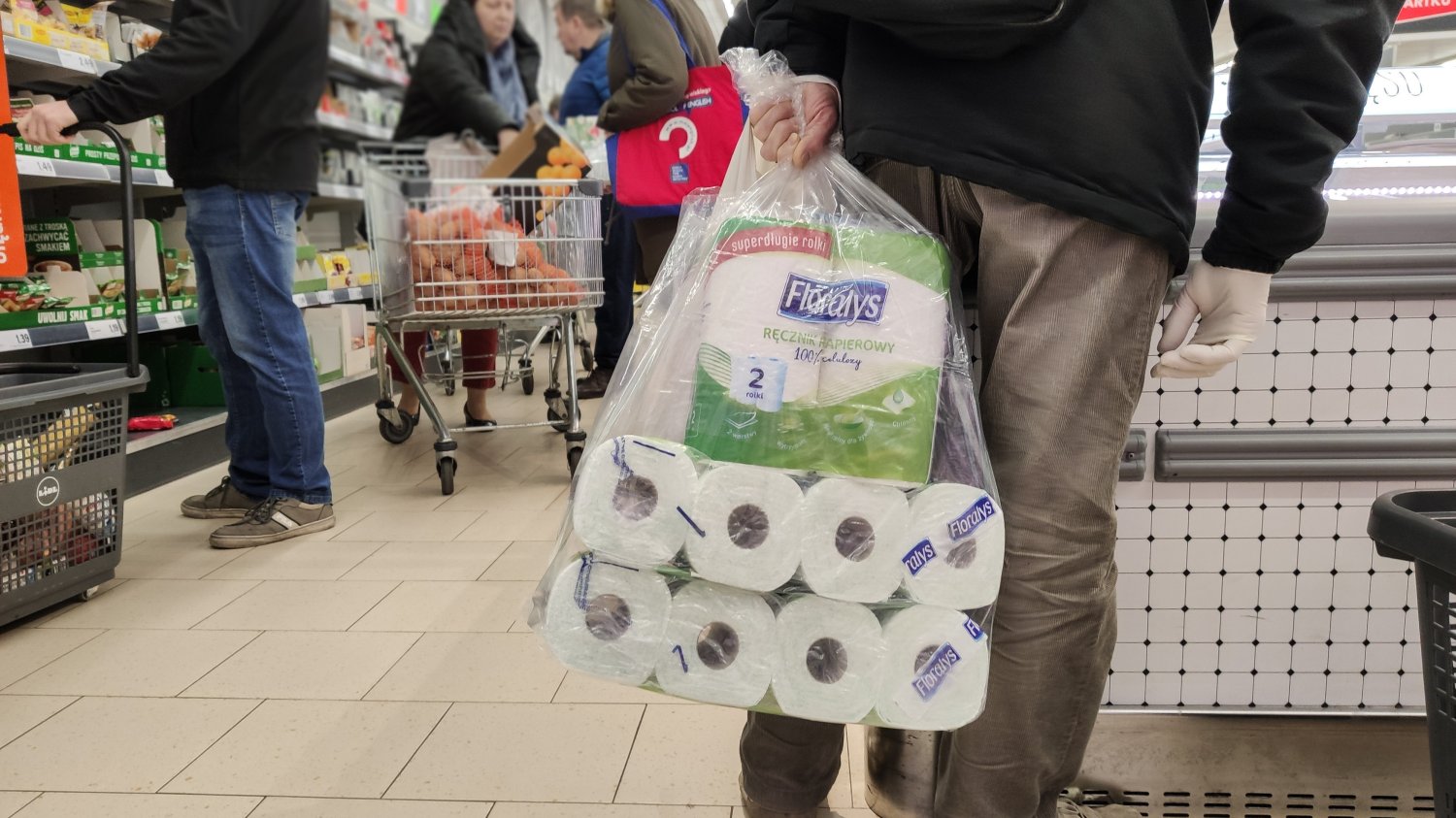 UOKiK chce ukrócić proceder skokowo rosnących cen żywności, środków higienicznych oraz ochronnych, na które wzrósł popyt przez epidemię koronawirusa.