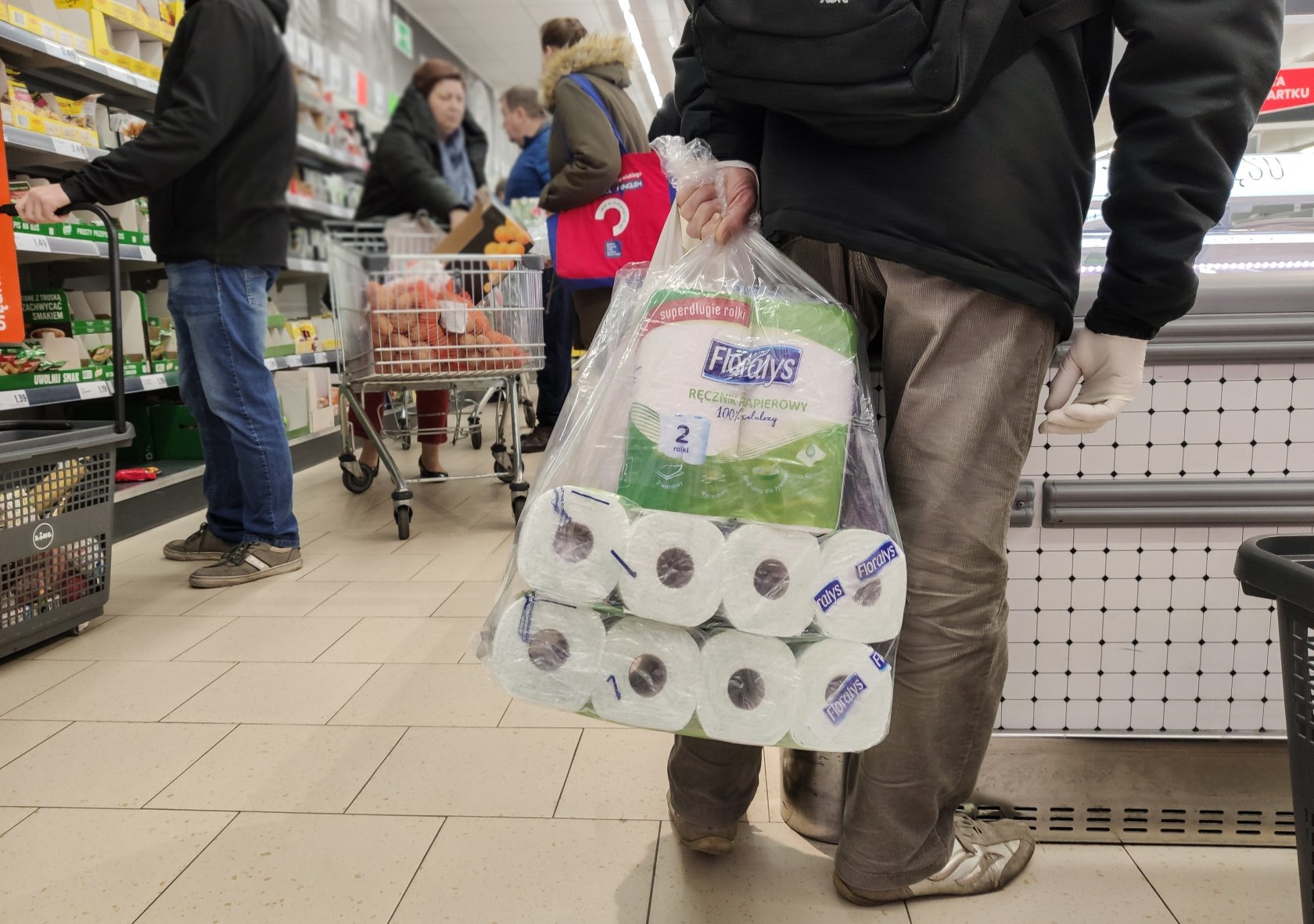 UOKiK chce ukrócić proceder skokowo rosnących cen żywności, środków higienicznych oraz ochronnych, na które wzrósł popyt przez epidemię koronawirusa.