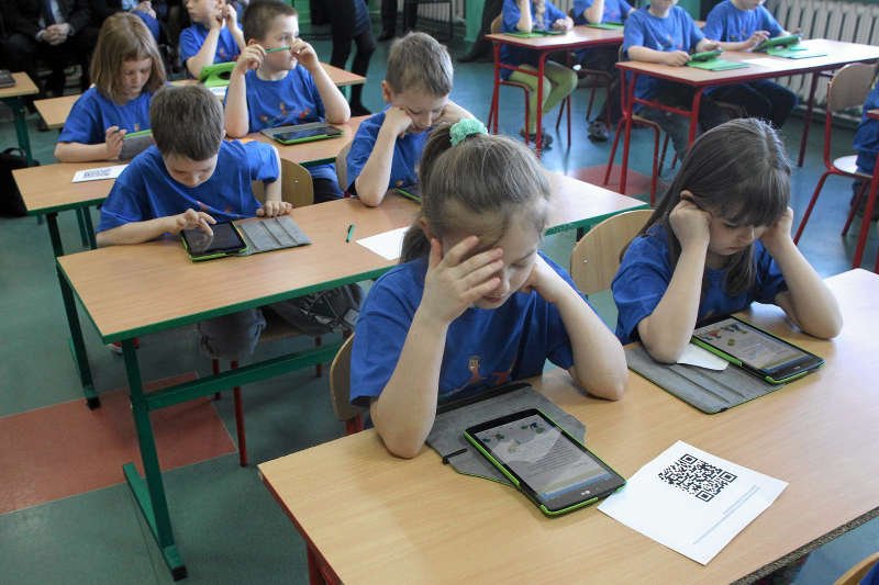 PZU i Plus reformują polskie szkoły tabletem i e-nauką. A strona rządowych e-podręczników nie była aktualizowana od roku
