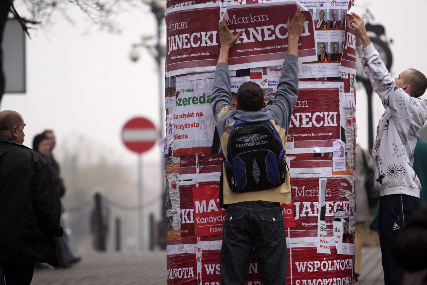 Po wyborach czas na sprzątanie miast z plakatów i banerów. Jednak zamiast wyrzucać je na śmieci, można zrobić z nimi coś pożytecznego.