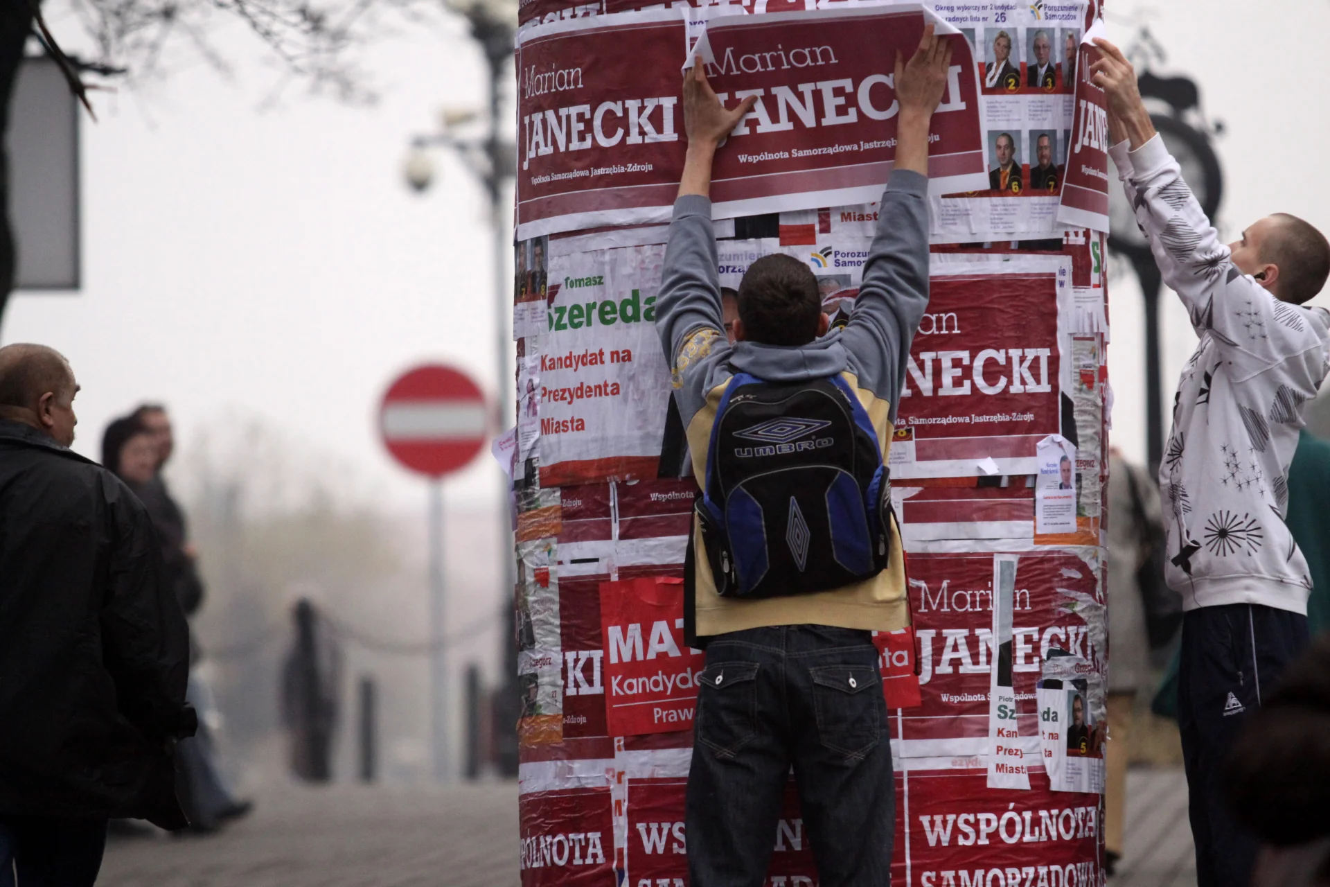 Po wyborach czas na sprzątanie miast z plakatów i banerów. Jednak zamiast wyrzucać je na śmieci, można zrobić z nimi coś pożytecznego.