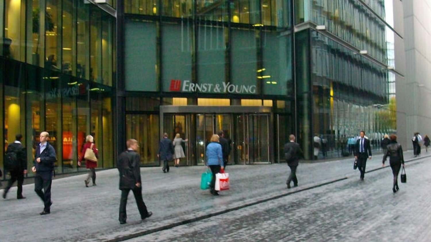 Siedziba Ernst & Young w Londynie. Przedstawiciele firmy zbadali, że nie ma korelacji między sukcesami na uczelni i w pracy