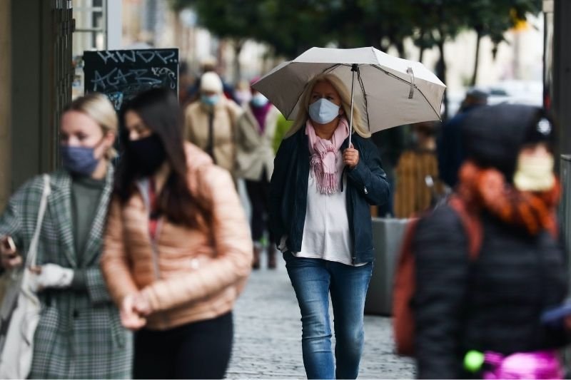 Naukowcy sprawdzili, z których materiałów najlepiej jest szyć maseczki ochronne.