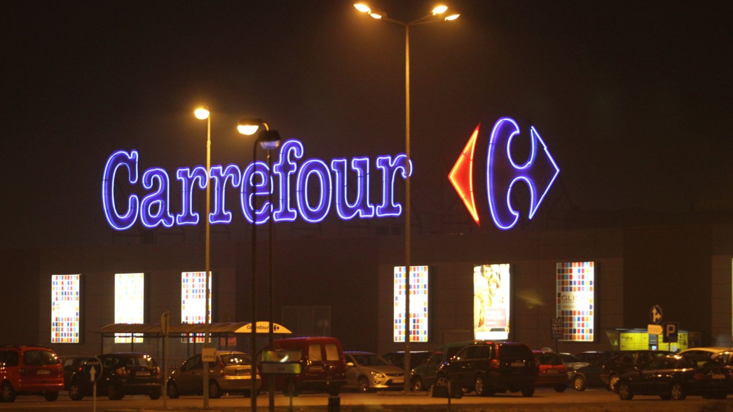 800 sklepów może zniknąć z Polski. Duża sieć robi przymiarki Krążą spekulacje o sprzedaży sklepów Carrefour w Polsce. Firma planuje olbrzymie zmiany na 2026 rok.