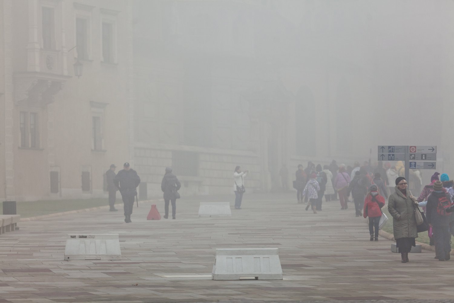 Rządzący w końcu przyznali, że progi ogłaszania alarmu smogowego w Polsce są zbyt łagodne.