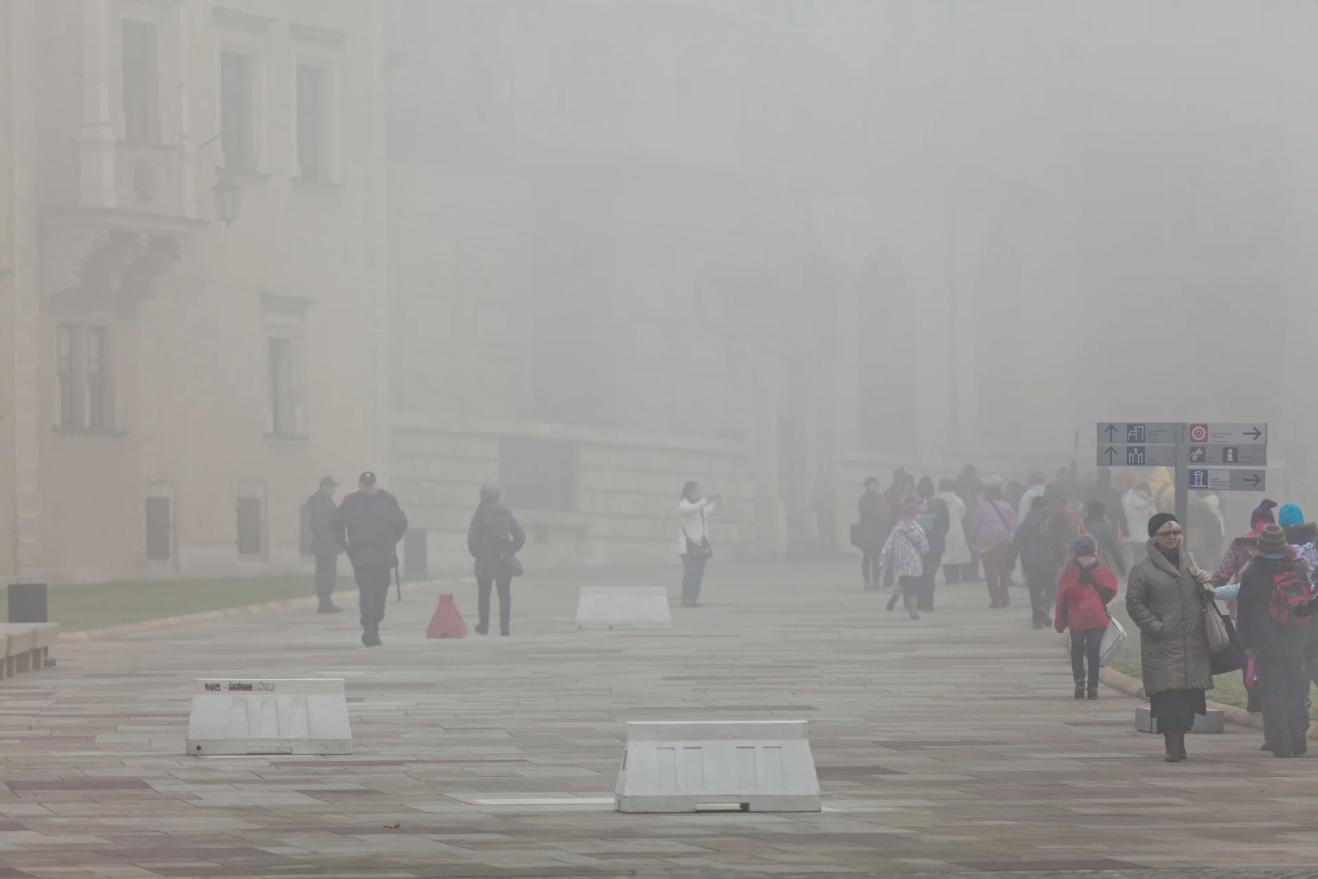 Rządzący w końcu przyznali, że progi ogłaszania alarmu smogowego w Polsce są zbyt łagodne.