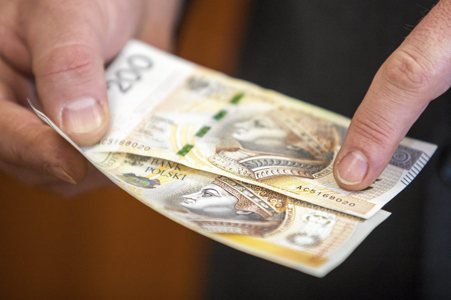 Mężczyzna niszczył banknoty nominale dwustuzłotowym, a następnie dla zysku wymieniał je w Narodowym Banku Polskim