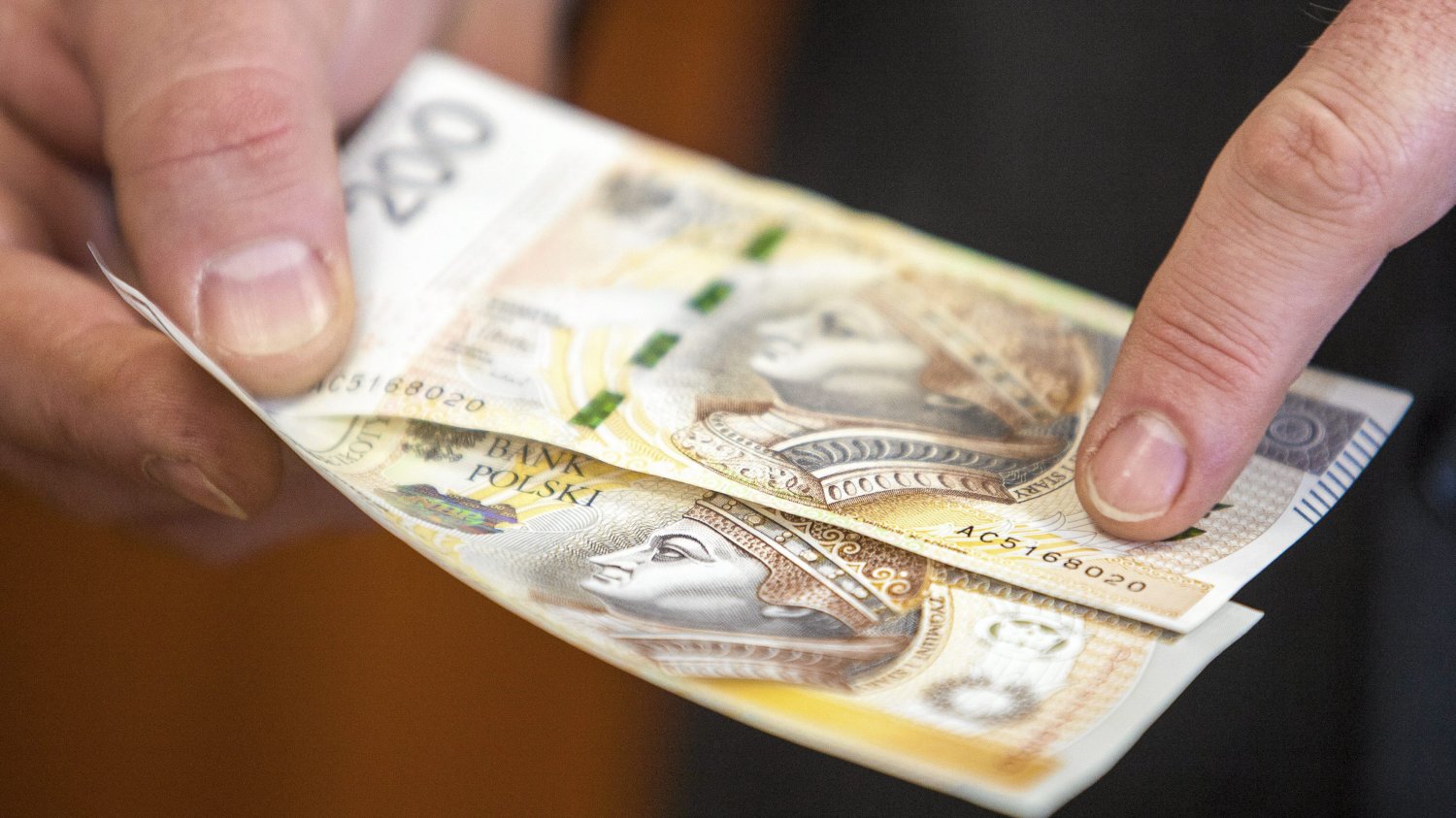 Mężczyzna niszczył banknoty nominale dwustuzłotowym, a następnie dla zysku wymieniał je w Narodowym Banku Polskim