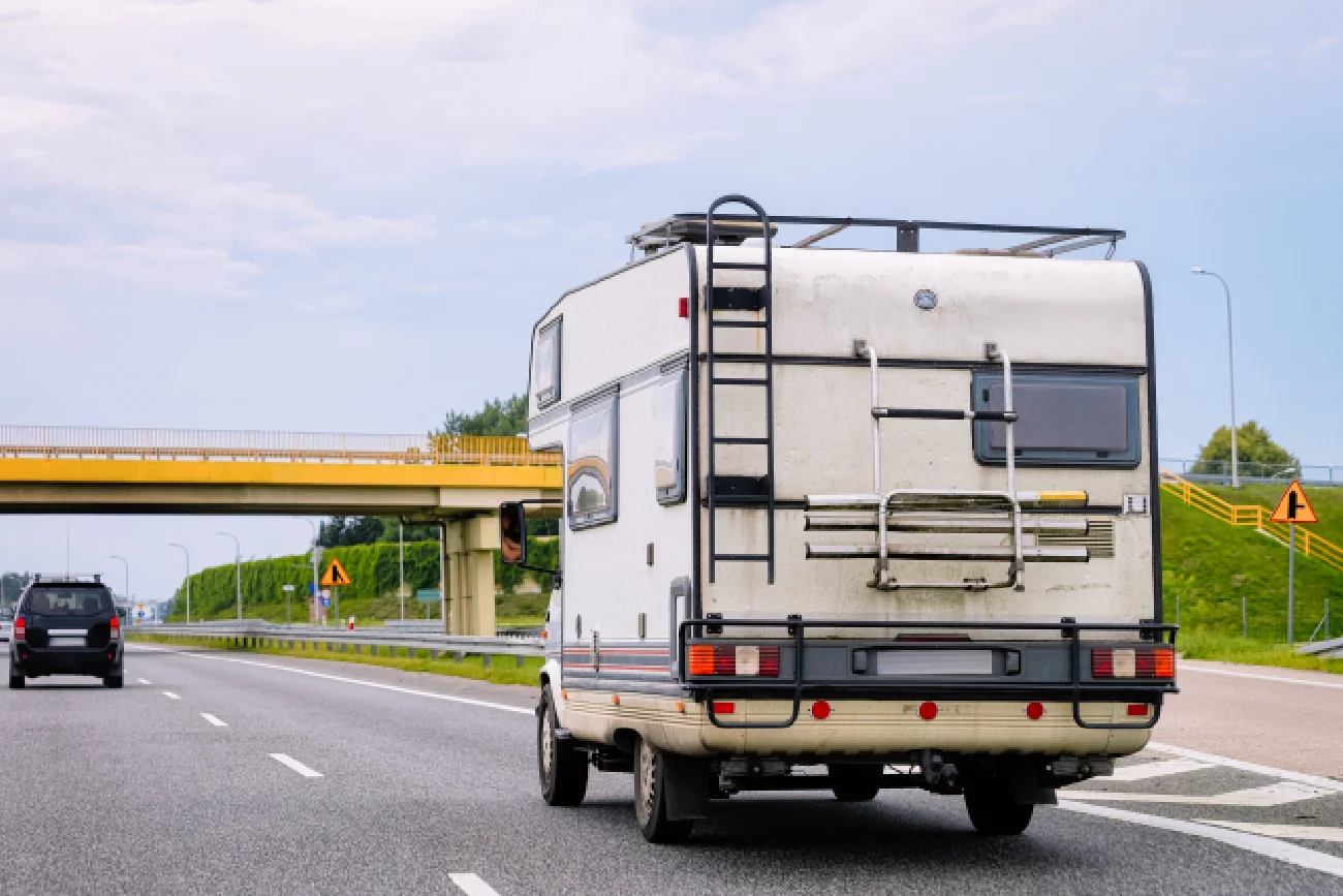 kamper jadący autostradą szybkiego ruchu
