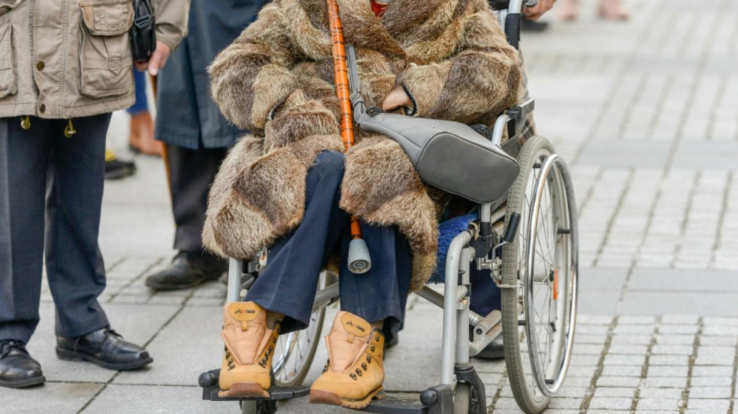 Emerytka na wózku inwalidzkim