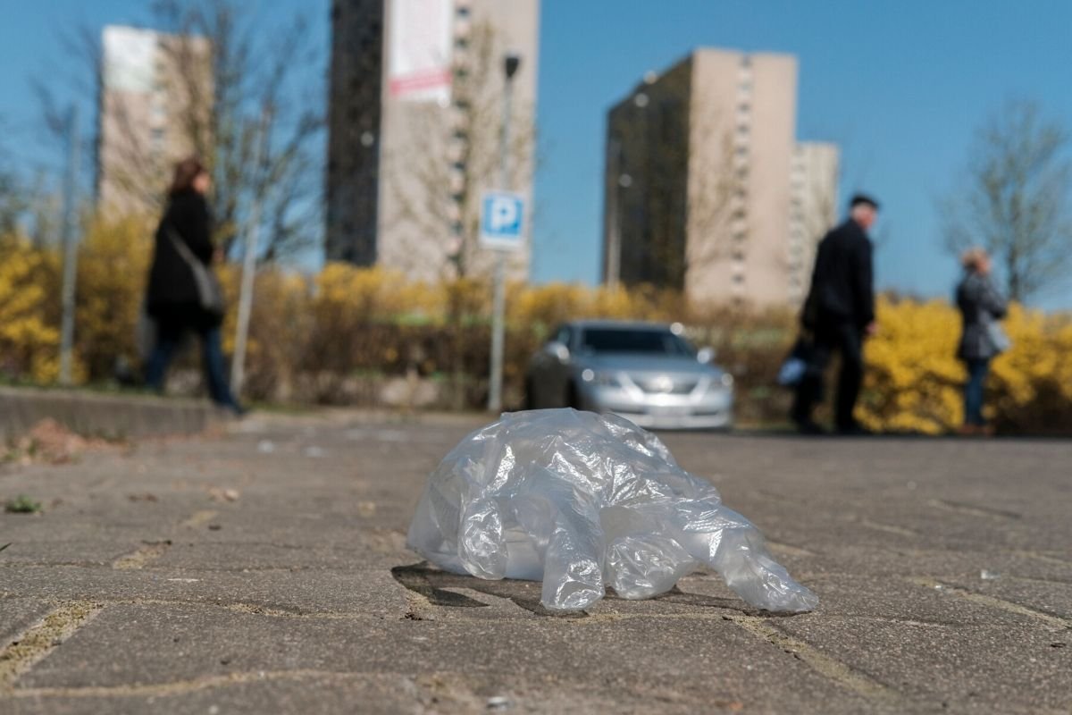Jednorazowe rękawiczki foliowe oraz maseczki zaśmieciły podczas epidemii koronawirusa polskie miasta.