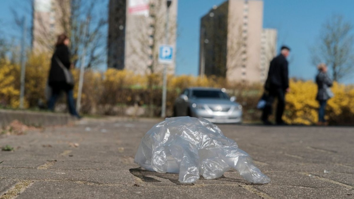 Jednorazowe rękawiczki foliowe oraz maseczki zaśmieciły podczas epidemii koronawirusa polskie miasta.