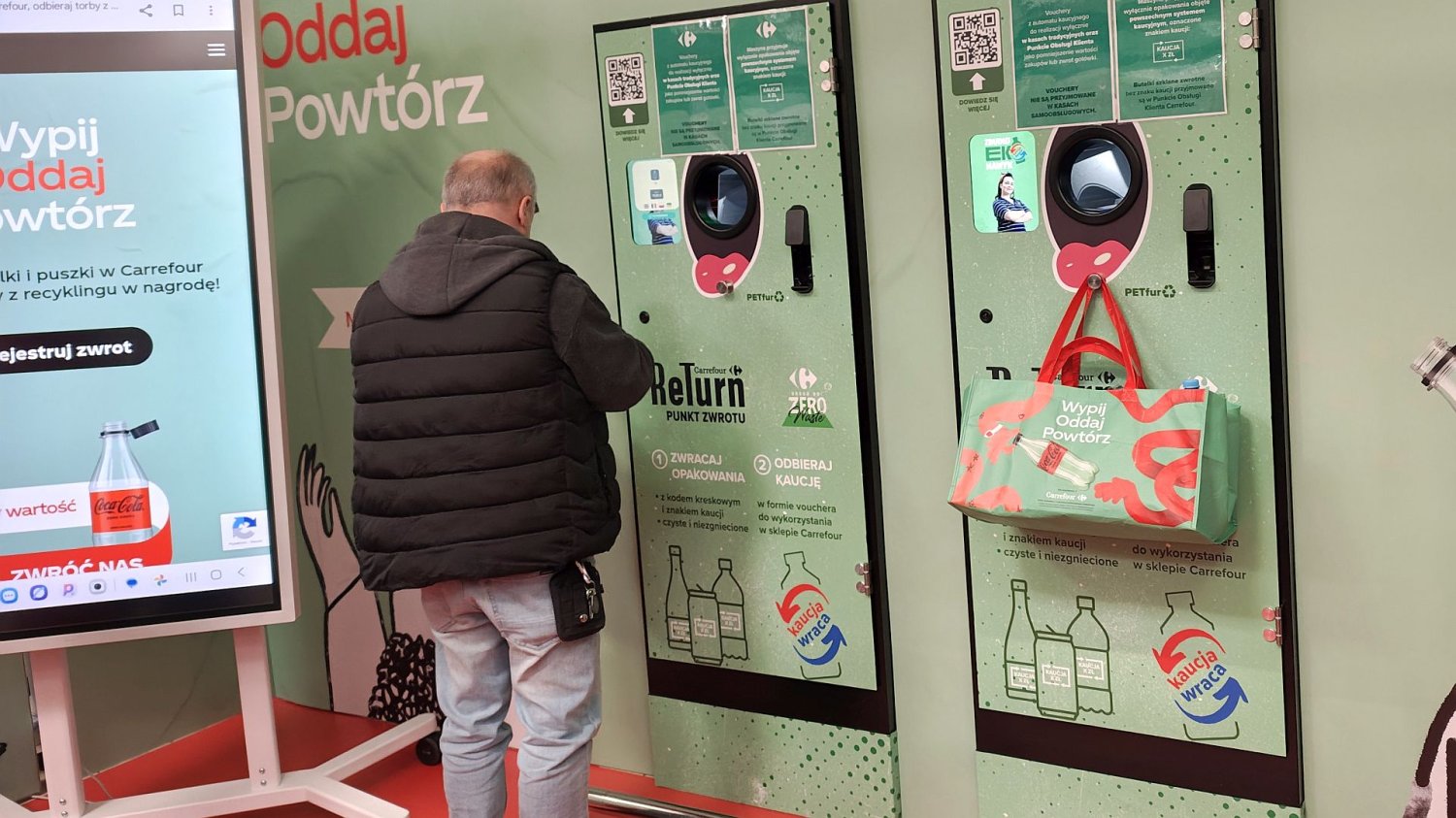 Kaucja w potrzasku logistyki. Dobre chęci Polaków kończą się pod kuchennym zlewem mężczyzna oddaje butelki do automatu