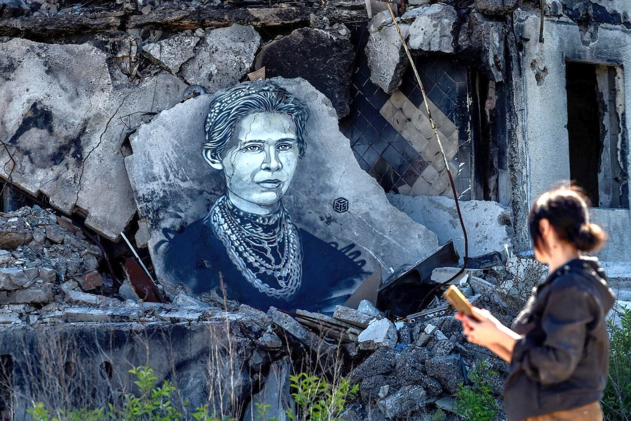 Francuski artysta uliczny Christian Guemy aka C215 na jednym ze zniszczonych przez rosyjską armię budynków mieszkalnych w Borodyance namalował portret poetki Łesi Ukrainki.