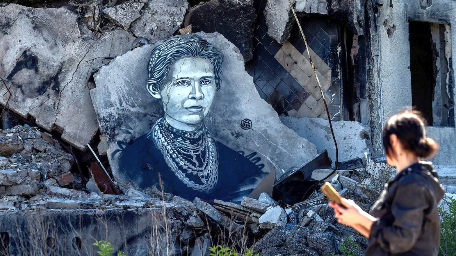 Francuski artysta uliczny Christian Guemy aka C215 na jednym ze zniszczonych przez rosyjską armię budynków mieszkalnych w Borodyance namalował portret poetki Łesi Ukrainki.