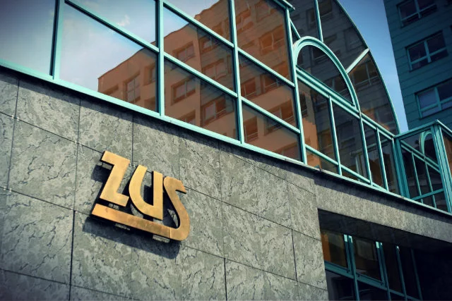 Rząd liczy na oszczędności z tytułu obłożenia wszystkich form zatrudnienia pełnymi składkami emerytalnymi.