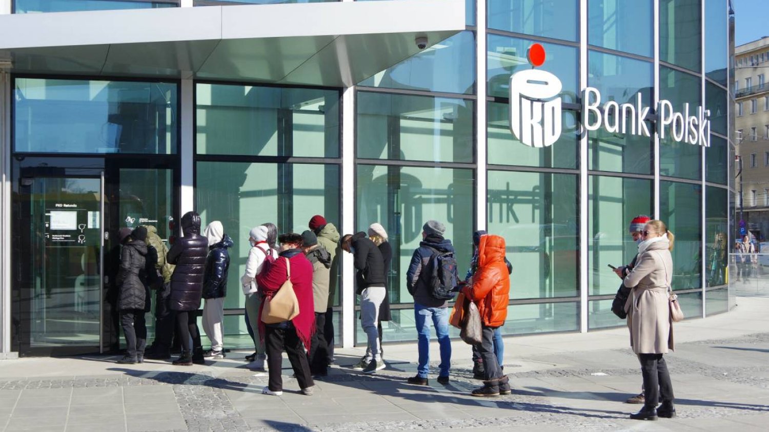 Kolejka klientów do banku PKO BP