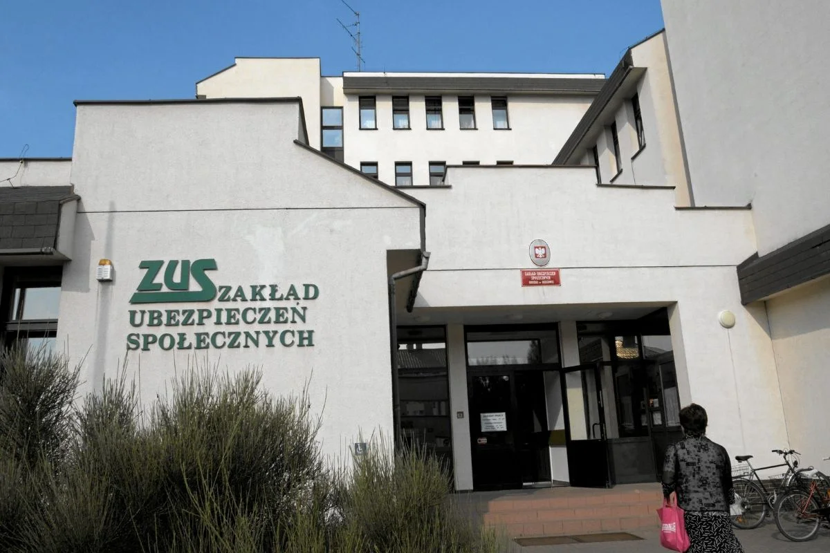 ZUS ostro wziął się za symulantów i wyłudzających zasiłki chorobowe. Poza kontrolerami ZUS osobę na zwolnieniu może też sprawdzić pracownik firmy, w której jest zatrudniona.