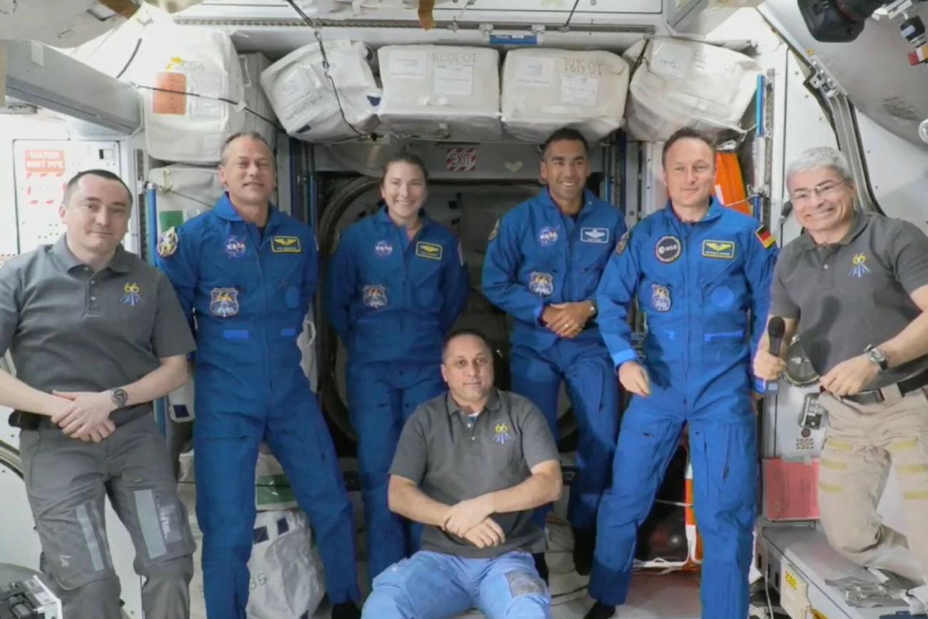 Załoga Międzynarodowej Stacji Kosmicznej: Anton Shkaplerov, Tom Marshburn, Kayla Barron, Raja Chari, Matthias Maurer, Mark Vande Hei i Pyotr Dubrov,