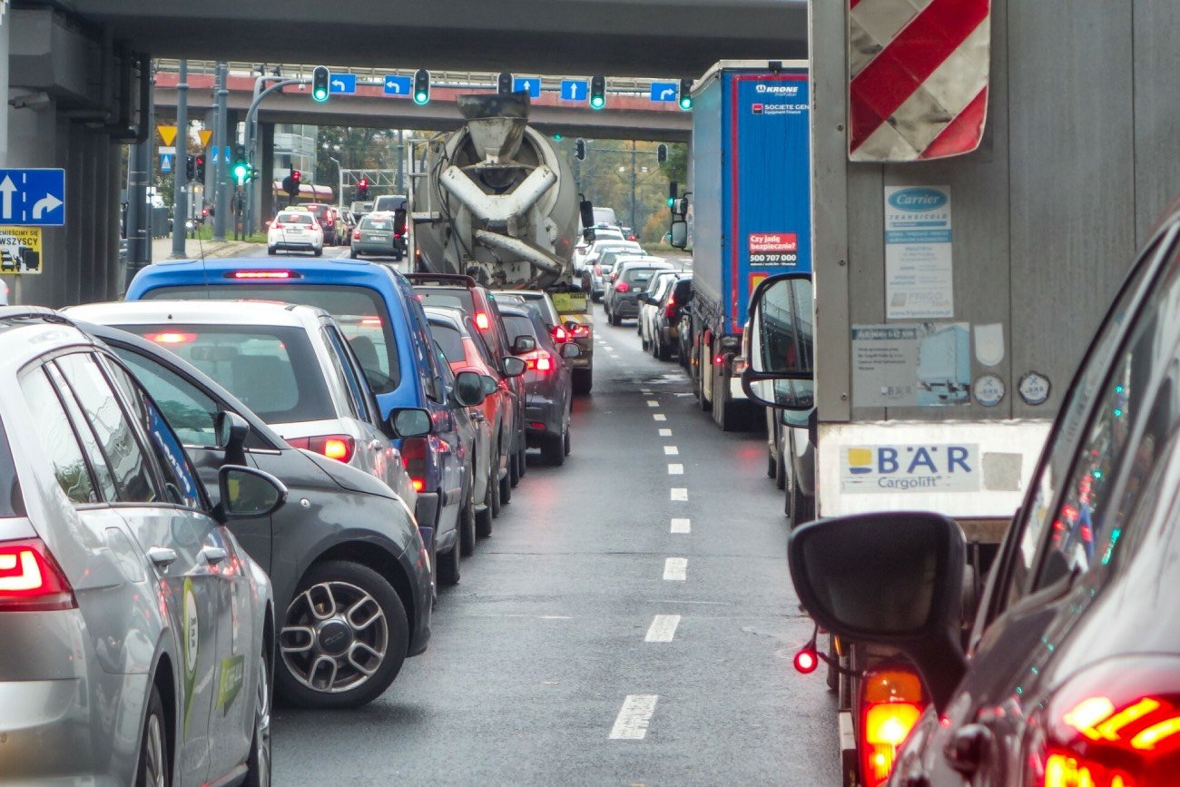 Samochody stojące w korku.