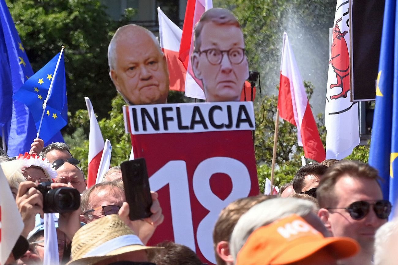 Nagle, po marszu opozycji, rząd bez problemu znalazł jakieś pieniądze dla budżetówki. Ale musiał też przyznać, że sytuacja finansowa państwa nie jest różowa.