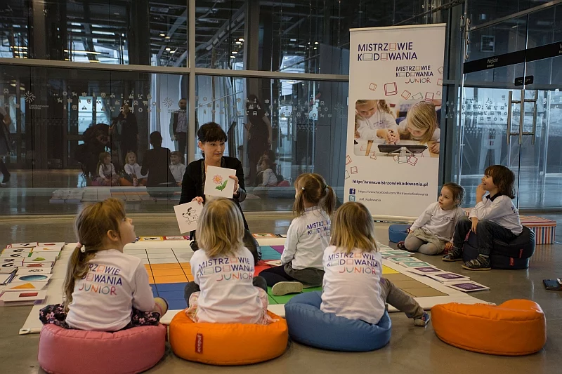 W programie nauczania "Mistrzów Kodowania Junior" ważnym narzędziem edukacyjnym jest mata, na której dzieci wykonują przeróżne zadania