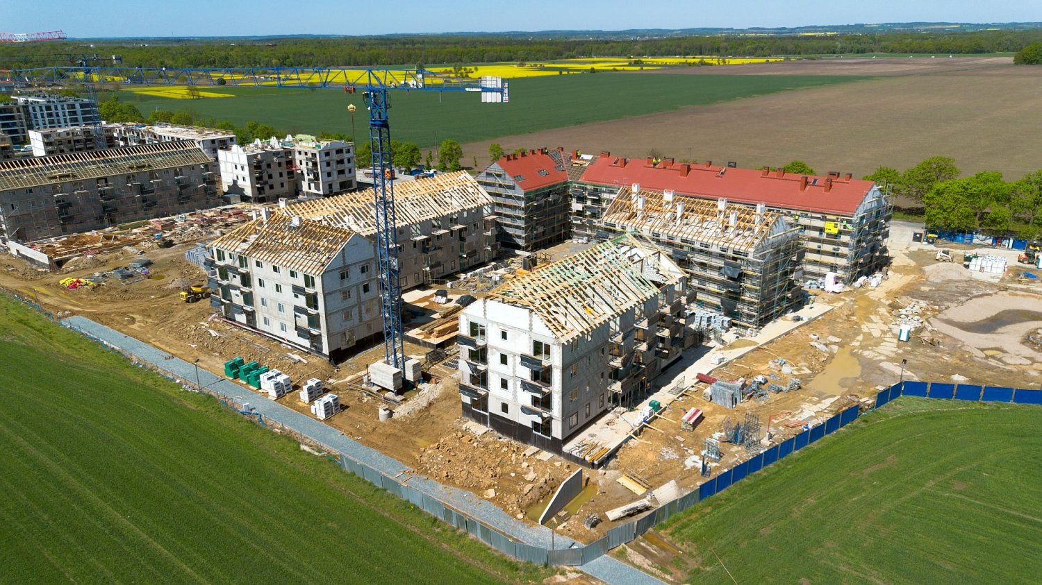 budowa osiedla bloków w polu
