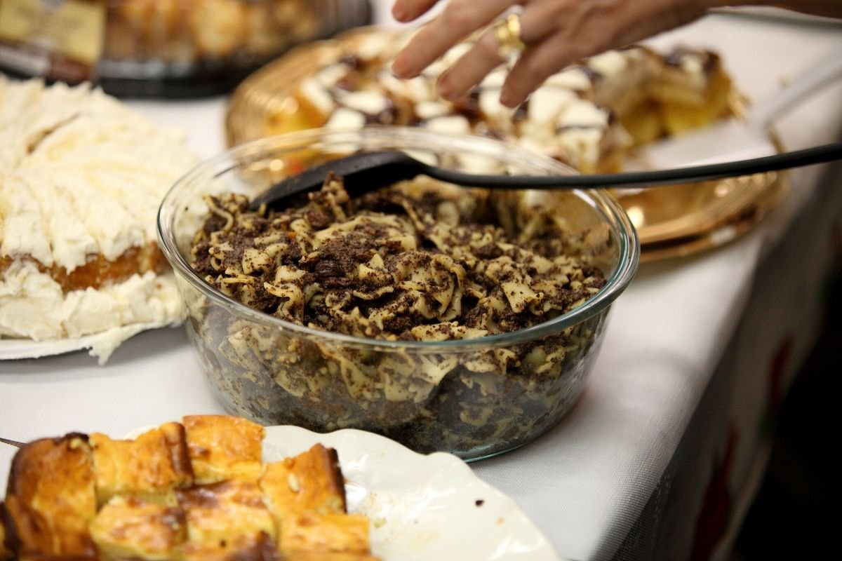 W tym roku na przygotowanie świątecznych potraw przeznaczymy ponad 524 zł, czyli o 7,8 proc. więcej niż w ubiegłym roku. Podpowiadamy, co zrobić, żeby wydać mniej.