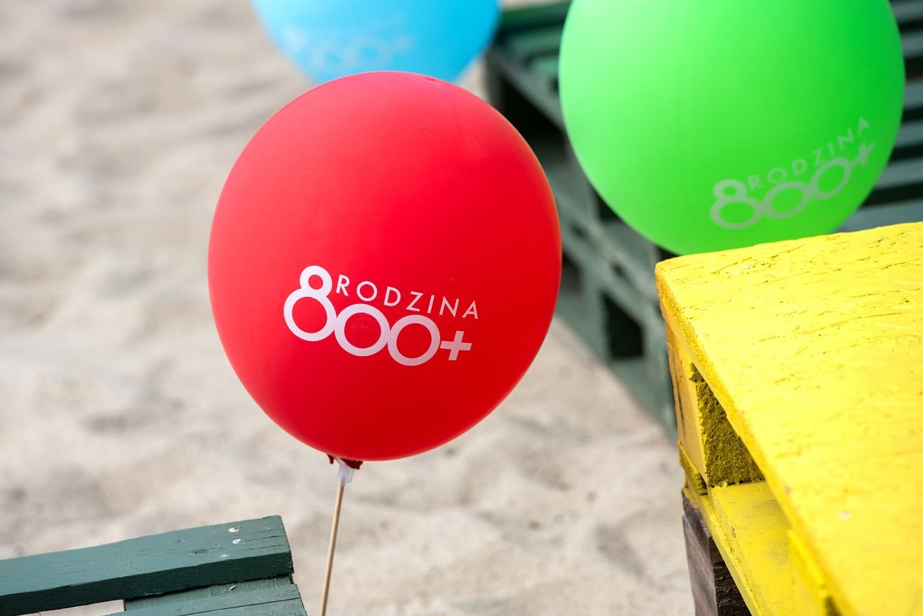 Po podniesione do 800 zł świadczenie próbują sięgnąć też oszuści