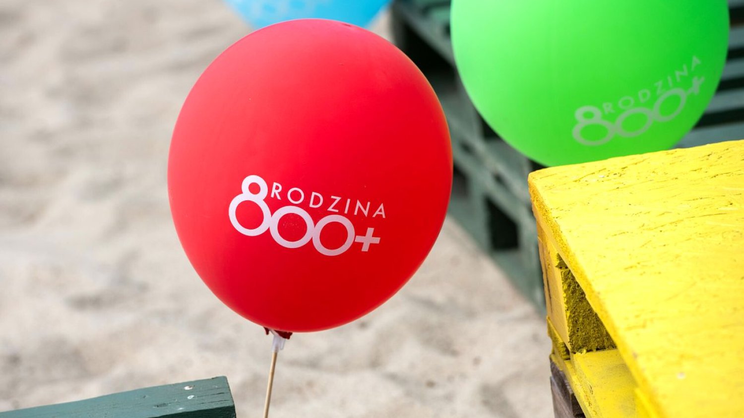 Po podniesione do 800 zł świadczenie próbują sięgnąć też oszuści