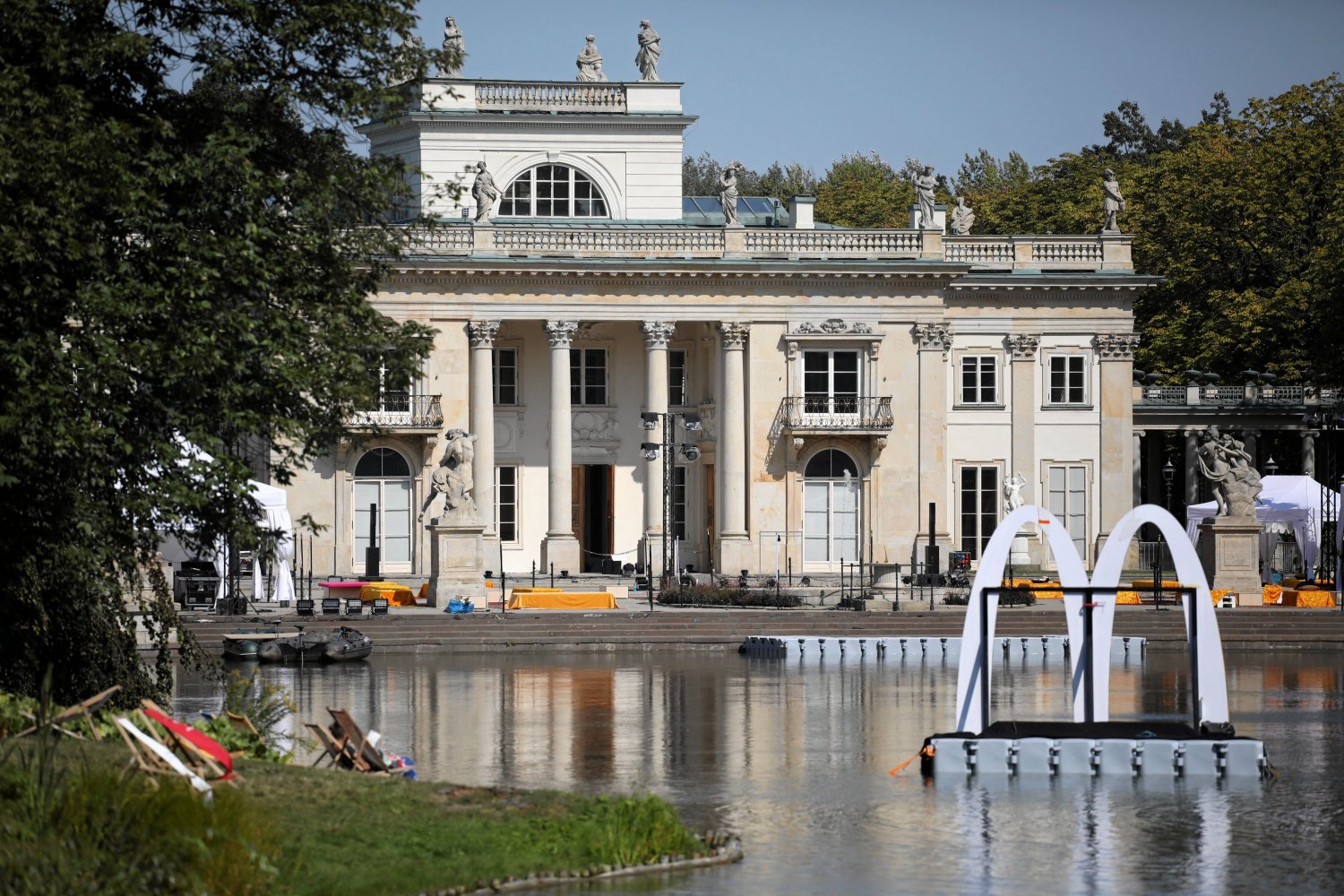 Logo firmy McDonald's pojawiło się przed Pałacem na Wodzie w Łazienkach Królewskich. Fastfood przeprosił tych, którzy poczuli się dotknięci zdarzeniem.