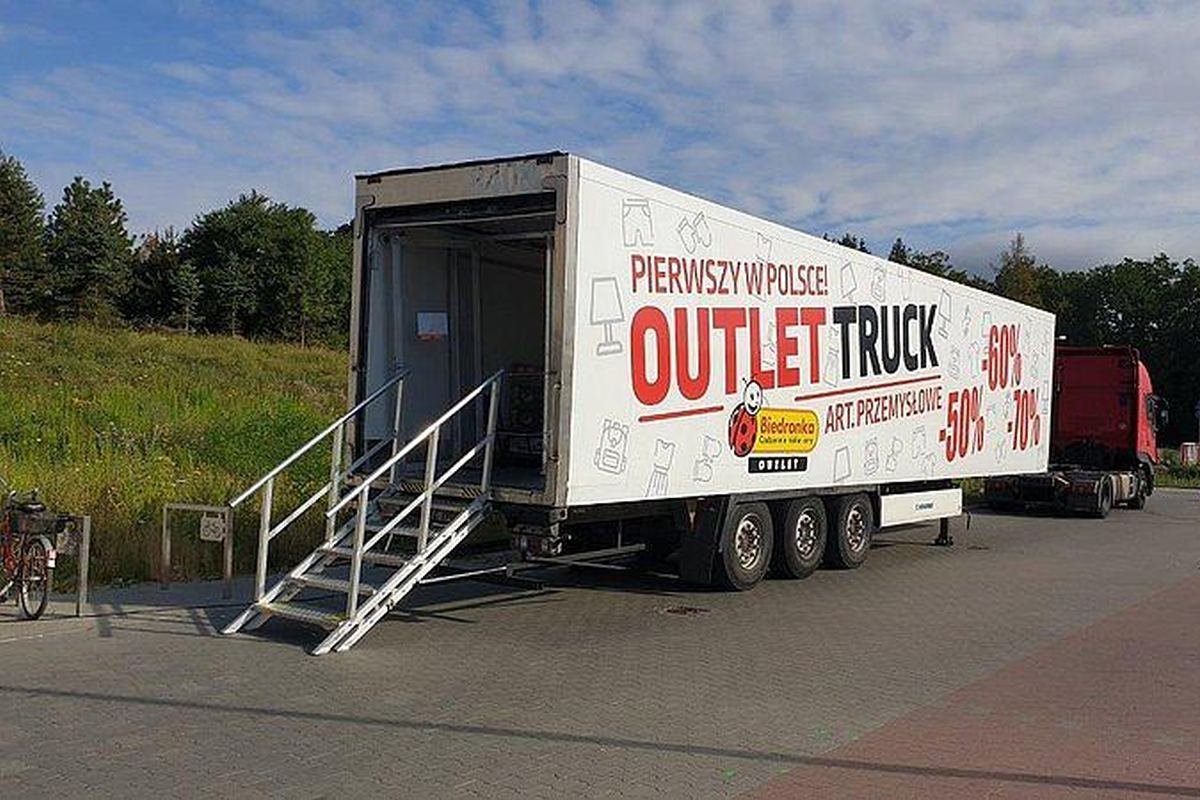 W Outlet Truckach Biedronki można kupić produkty wycofane z regularnej sprzedaży nawet o 70 proc. taniej.