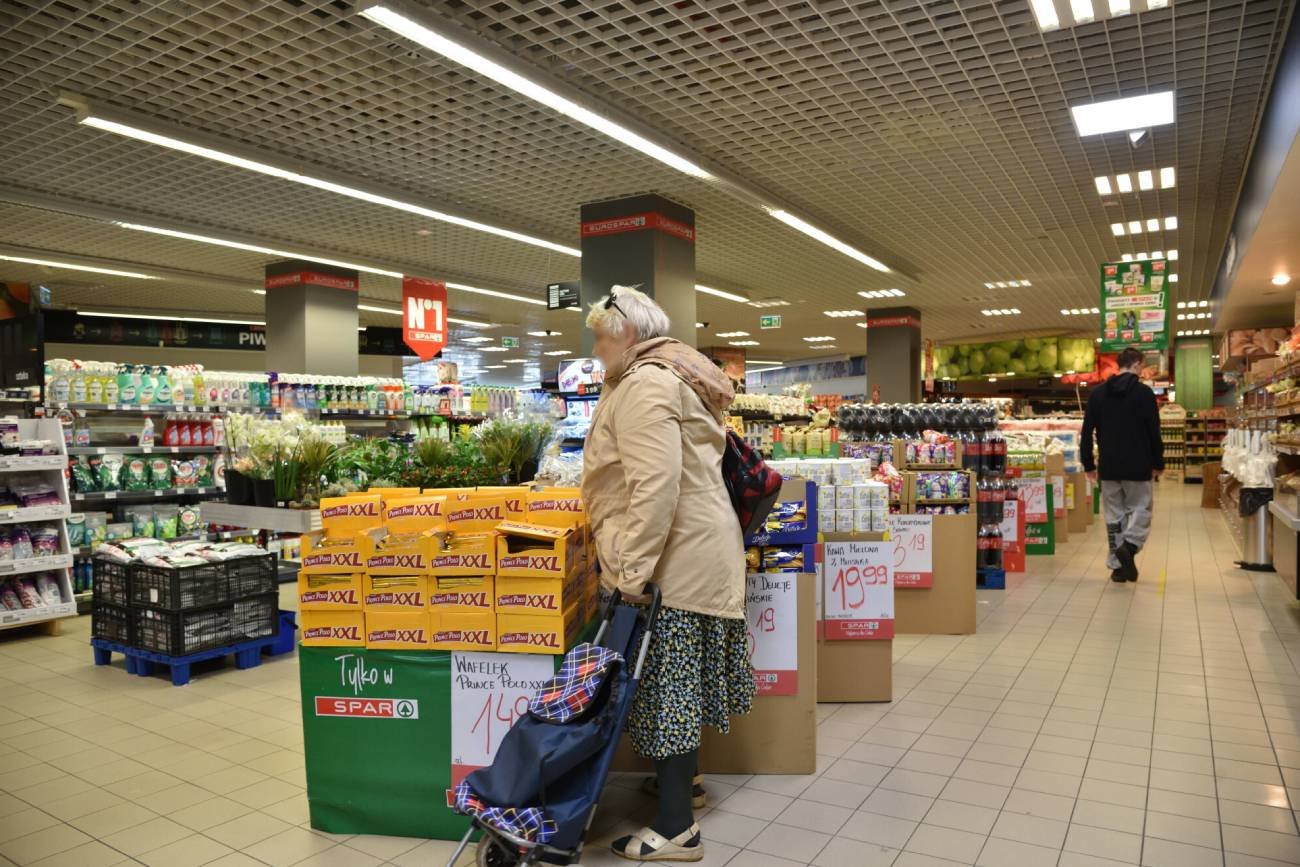 Emerytka przeglądająca produkty promocyjne