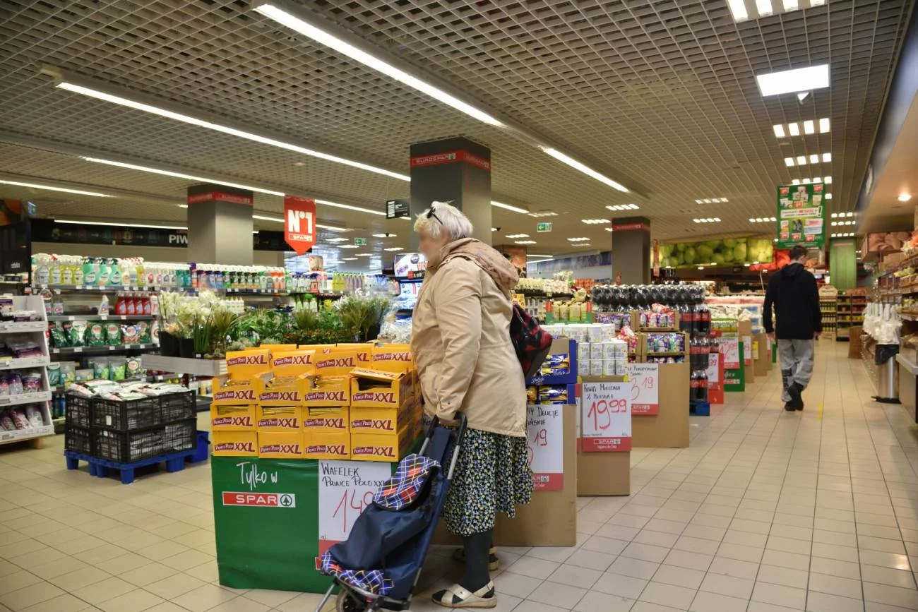 Emerytka przeglądająca produkty promocyjne
