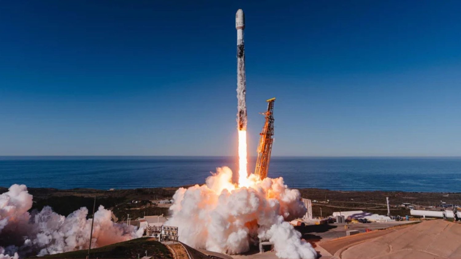 Start rakiety Falcon 9. Politycy chwalą sukces wystrzelenia na orbitę satelitów wywiadowczych dla Polski.