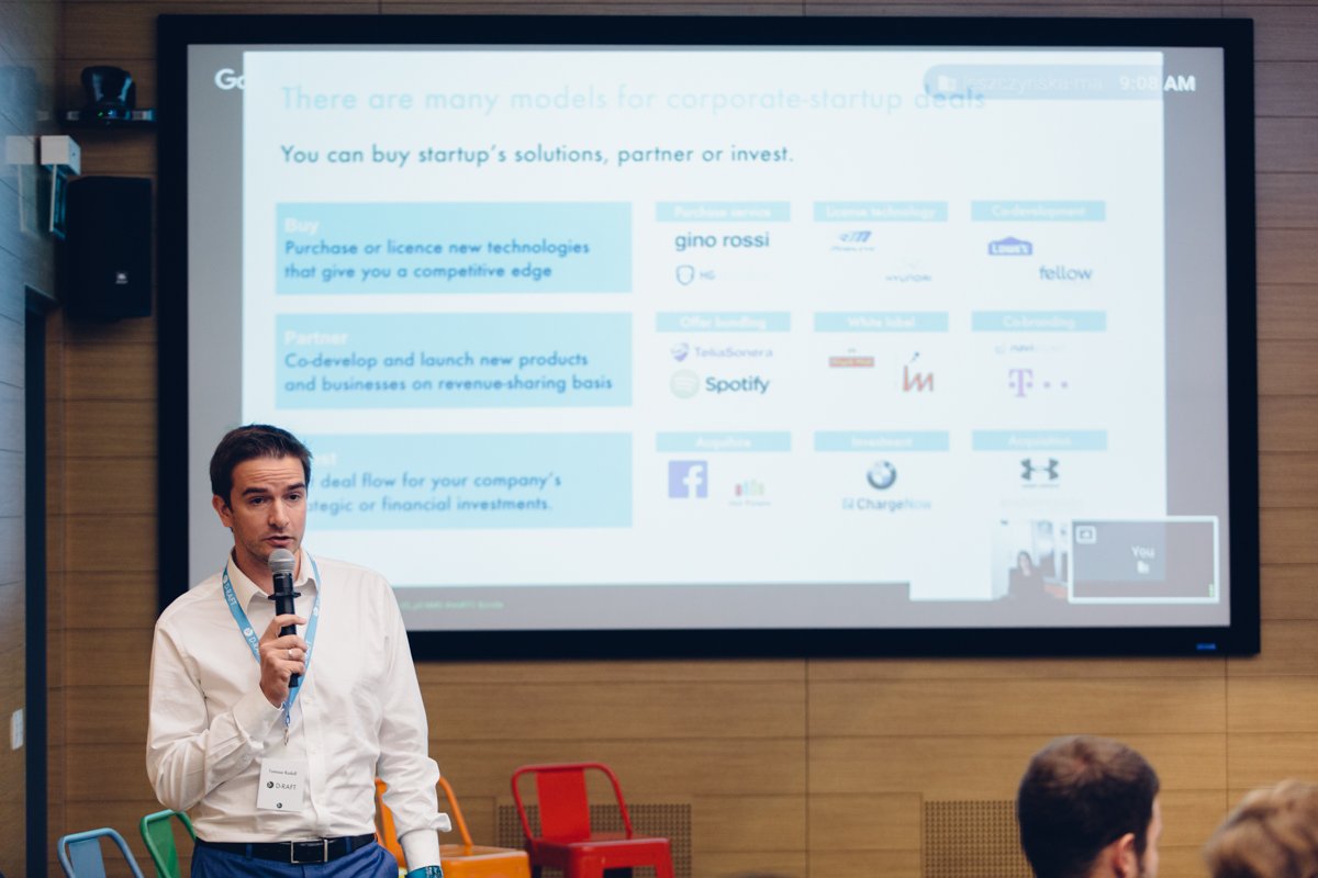 Prezentacja o modelach współpracy korporacji i startupów podczas D-RAFT Corporate Venturing Roundtable w warszawskiej siedzibie Google.