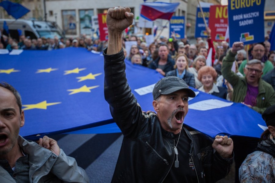 Bruksela poszła za oczekiwaniami protestujących przeciw łamaniu praworządności. Na zdj. demonstracja przeciw reformie sądownictwa w Warszawie.