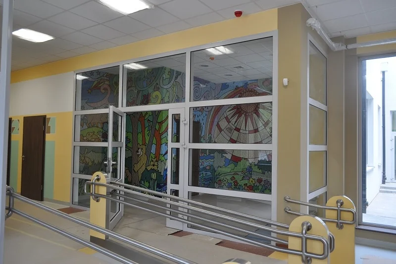 poczekalnia dla dzieci. Jest przeszkolona, żeby rodzice mogli obserwować swoje pociechy