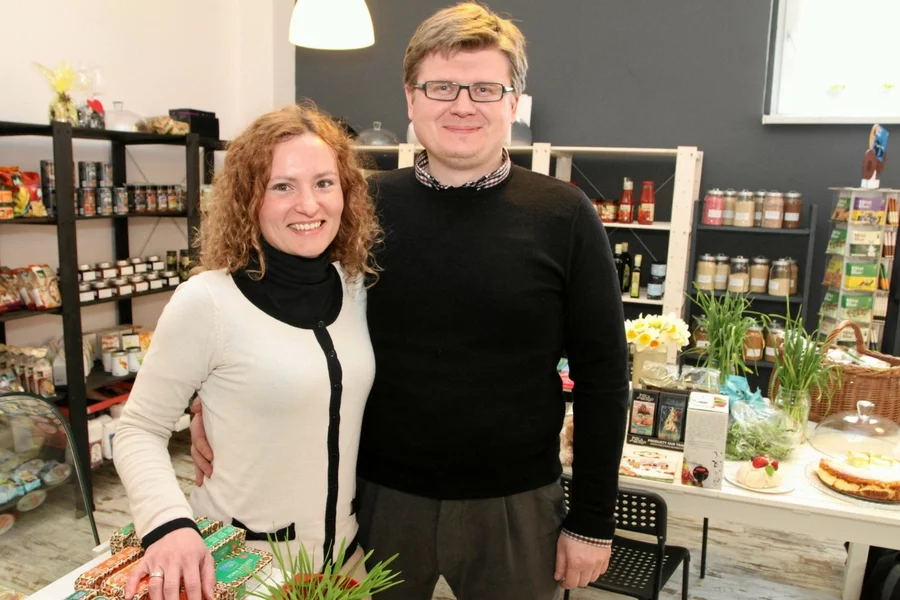 Sklep z produktami ekologicznymi? Dużo zieleni i drewna.