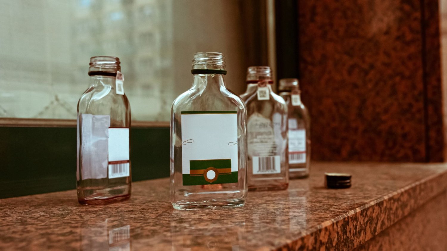 "Małpki" w systemie kaucyjnym? Wojna o szkło jednorazowe dopiero się rozkręca. Puste szklanki butelki po alkoholu: "małpki"