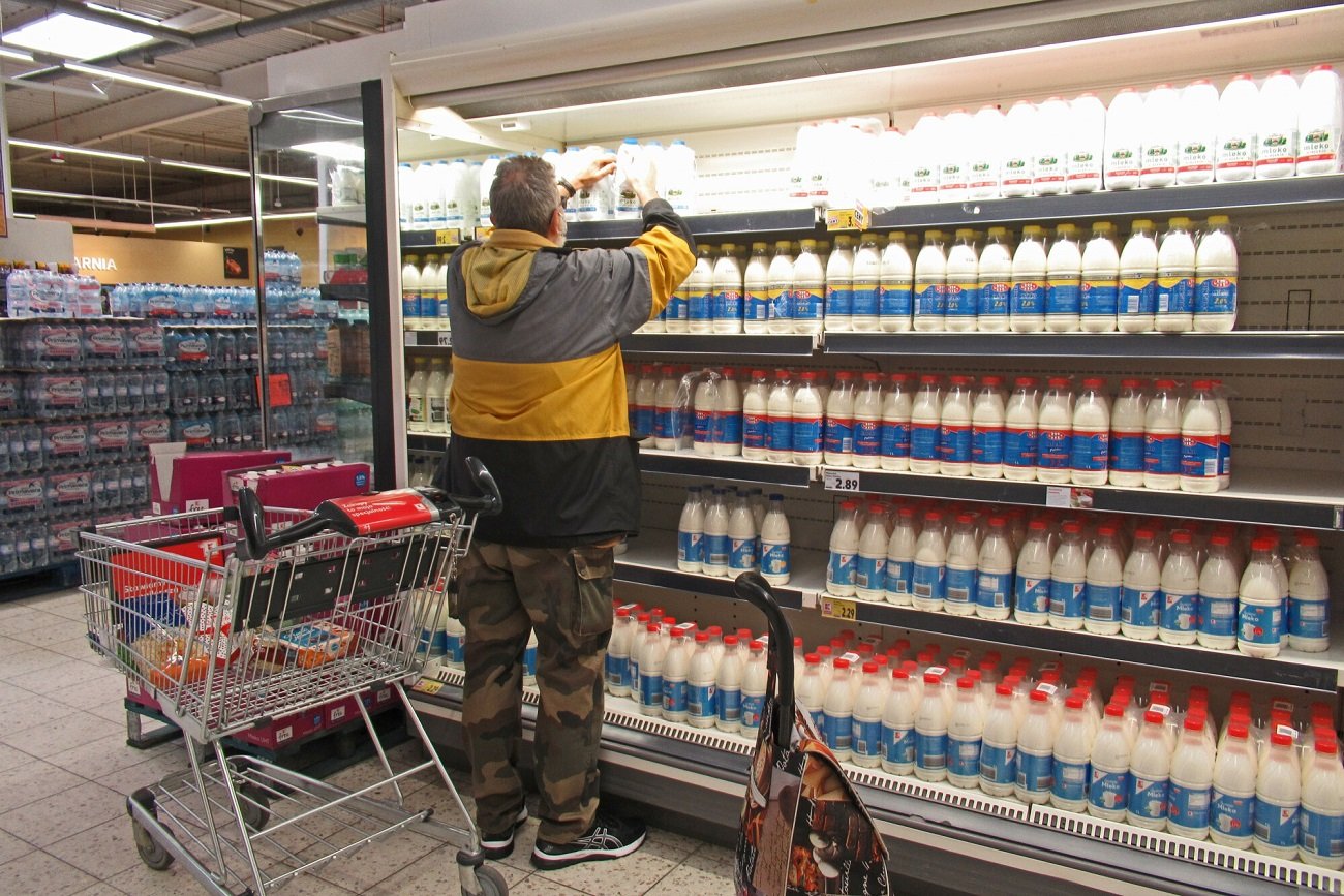 Rafał Mundry zauważył, że w jednym ze sklepów mleko stało się tak drogie jak sok.