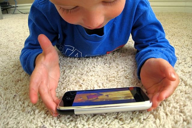 Apple zostało wezwane do opracowania narzędzi, które pomogą rodzicom sprawować większą kontrolę nad tym, w jaki sposób ich dzieci korzystają ze smartfonów i innych urządzeń mobilnych.