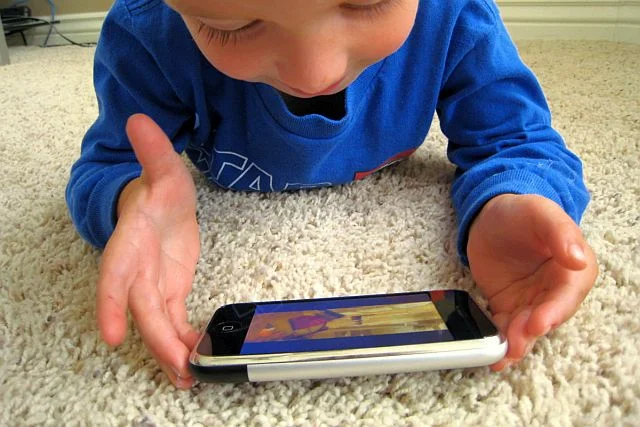 Apple zostało wezwane do opracowania narzędzi, które pomogą rodzicom sprawować większą kontrolę nad tym, w jaki sposób ich dzieci korzystają ze smartfonów i innych urządzeń mobilnych.