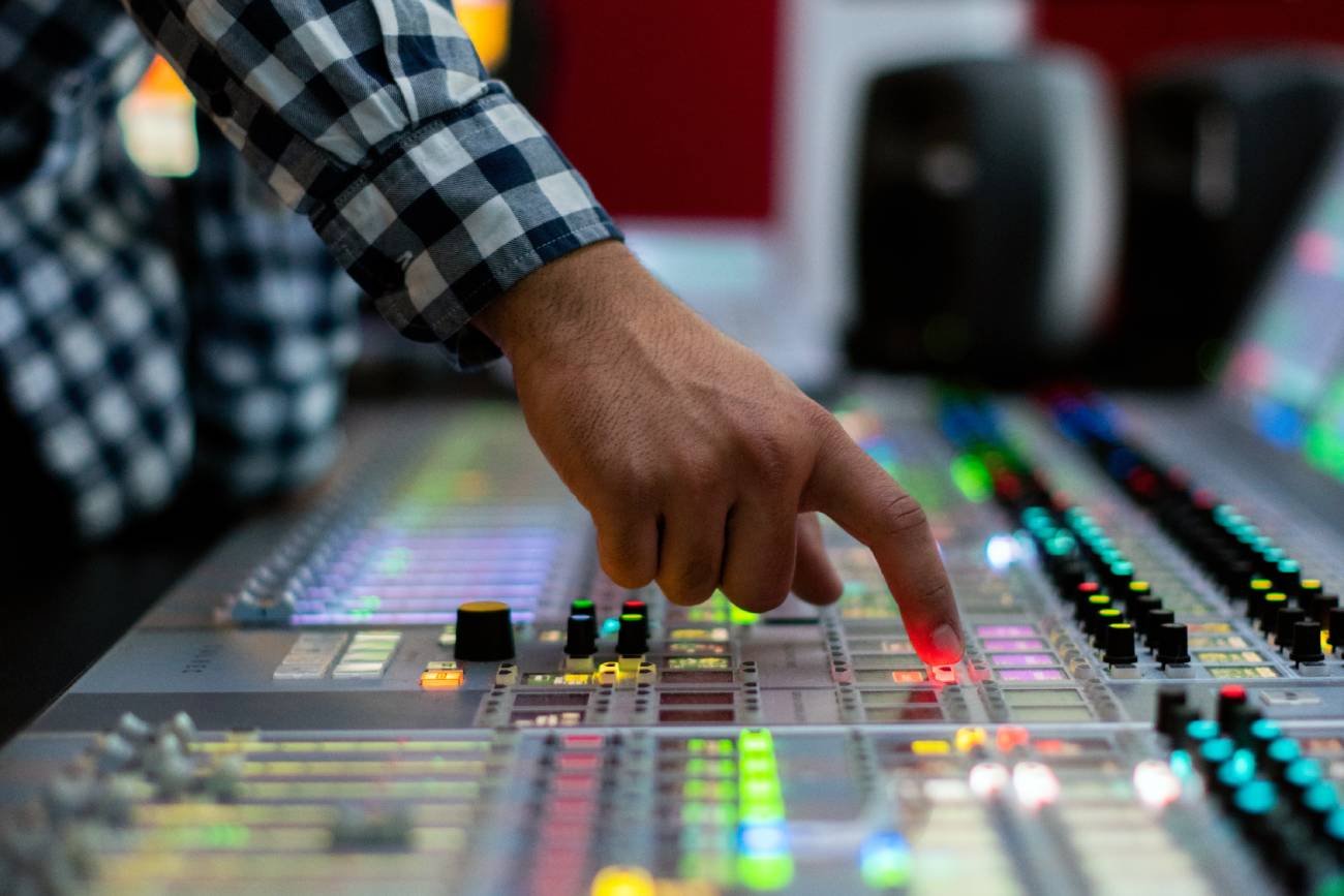 ręka mężczyzny w studio radiowym