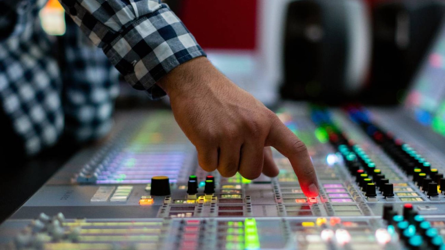 ręka mężczyzny w studio radiowym