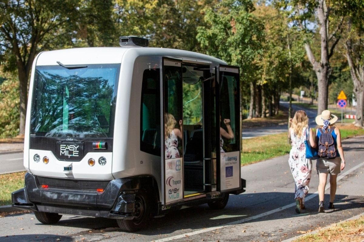 Autonomiczny minibus EZ10 będzie kursował w Gdańsku od piątku przez miesiąc.