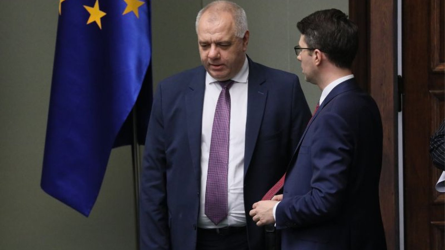 Jacek Sasin naobiecywał, a Piotr Müller musi odkręcać.