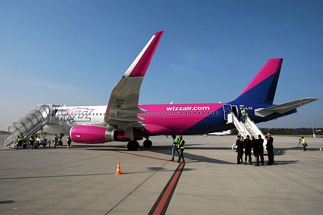 WizzAir planuje wprowadzić opłaty za bagaż podręczny - informują branżowe media