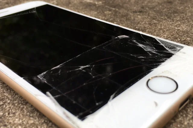 Wymiana ekranu w modelu iPhone X to koszt ok. 1400-1500 zł