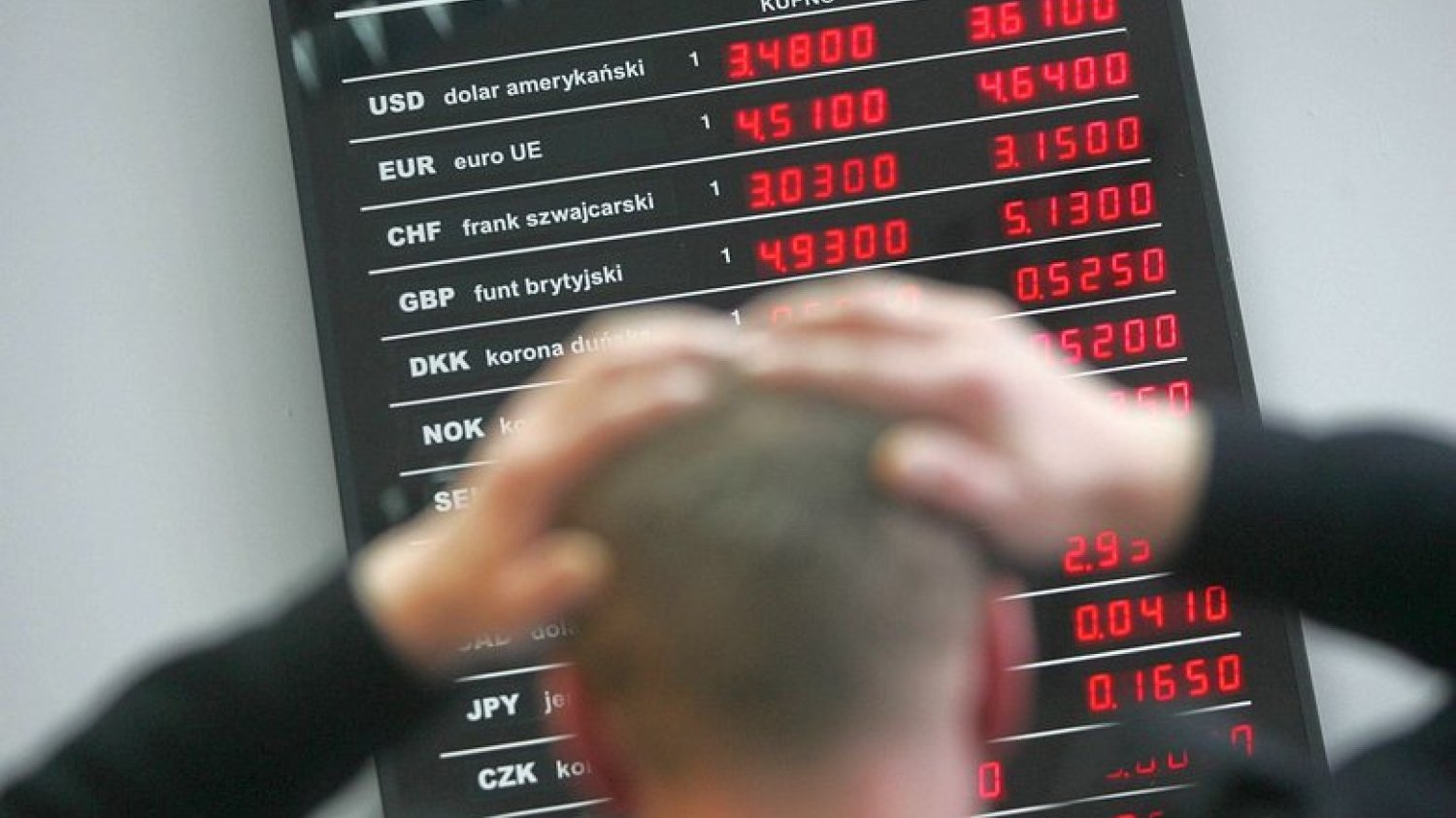 Na rynkach walut i giełdzie czerwono. Polski złoty tanieje, wyceny banków spadają.